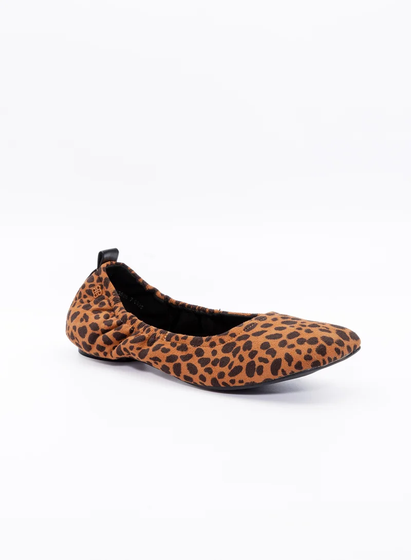 باتا أحذية مسطحة بنقشة مطبوعة